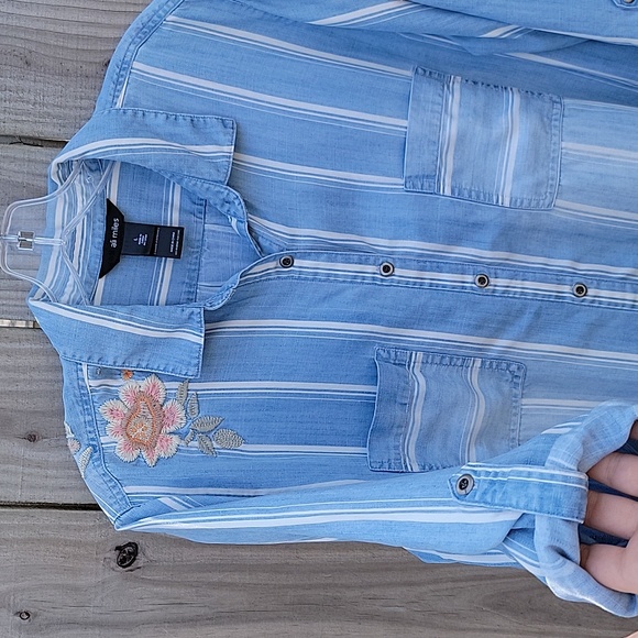 Ali Miles jean top with embroidered flower - Picture 3 of 10